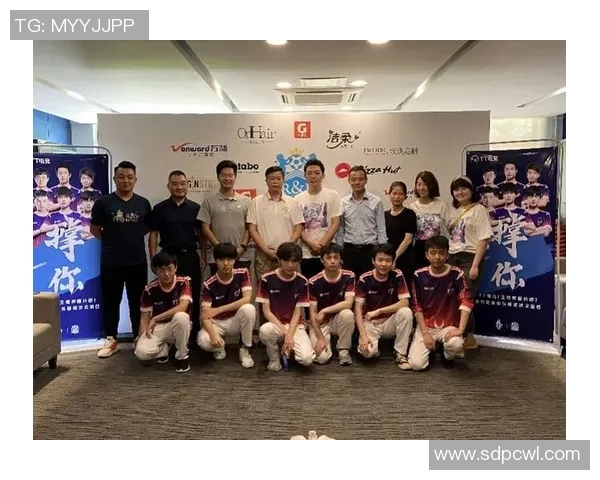 足球明星之间的交流与默契探讨如何通过语言塑造团队精神与竞技表现